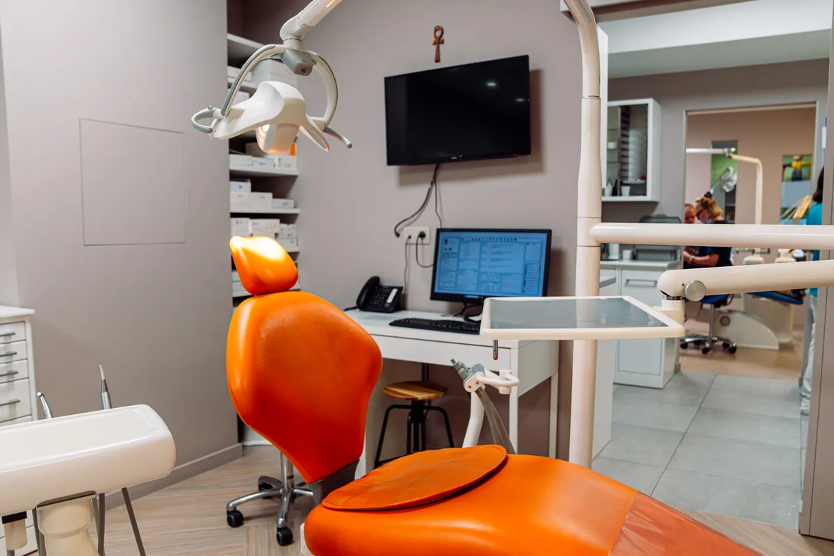 Premier cabinet de soins avec fauteuil d'orthodontie