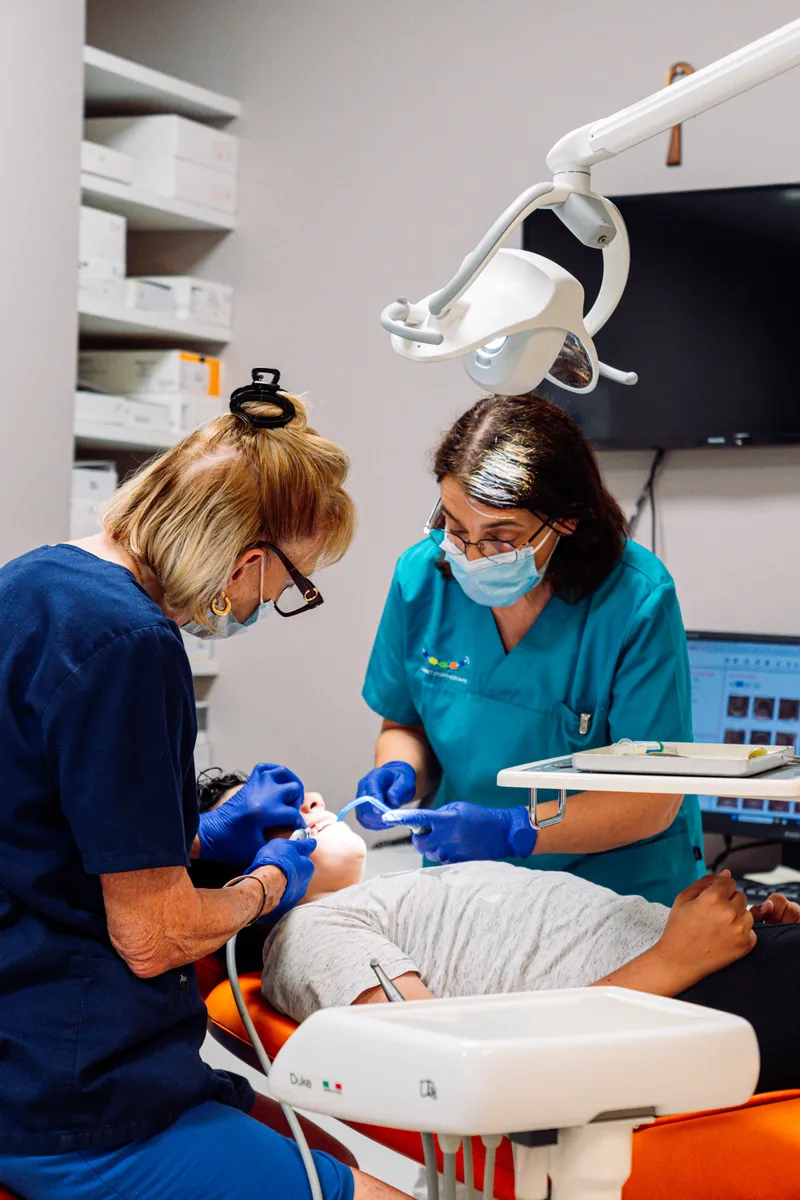 Adolescent en cours de traitement orthodontique