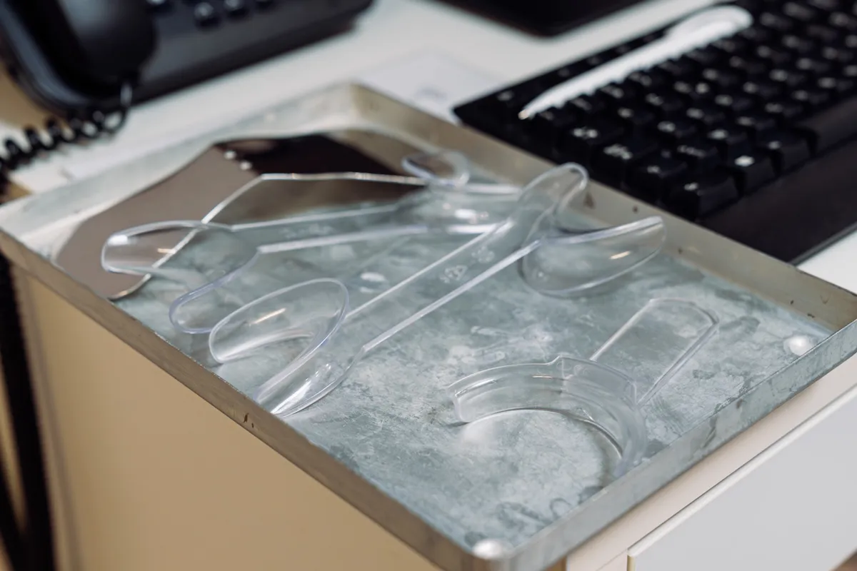Gouttières transparentes et empreintes pour traitement discret