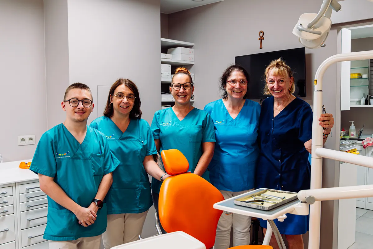 L'équipe du cabinet d'orthodontie réunie en salle de soins